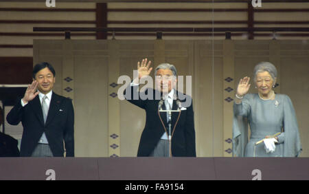 Tokyo, Giappone. 23 Dic, 2015. L'imperatore Akihito e i membri della sua famiglia imperiale appaiono sul balcone per ricevere ben wishers celebrando i monarchi giapponese ottantaduesima compleanno presso il Palazzo Imperiale di Mercoledì, Dicembre 23, 2015. Essi sono, da sinistra: il Principe ereditario Naruhito; Akihito e Imperatrice Michiko. Credito: Natsuki Sakai/AFLO/Alamy Live News Foto Stock