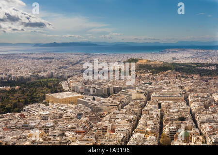 Vista panoramica di tutta Atene verso l'Acropoli e il mare in background, girato dal Monte Lycabettus Foto Stock