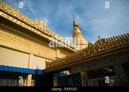 SAGAING, Myanmar: Un ombrello rivestito d'oro sulla cima della Pagoda Soon Oo Pon Nya Shin. Situata sulla cima della collina Nga-pha, la Pagoda Soon Oo Pon Nya Shin è una delle pagode e dei templi multipli nel distretto religioso di Sagaing, vicino a Mandalay. La pagoda originale risale al 674. Foto Stock