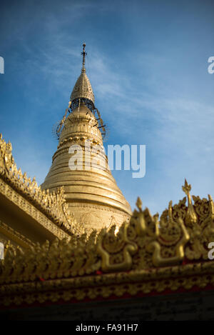 SAGAING, Myanmar: Un ombrello rivestito d'oro sulla cima della Pagoda Soon Oo Pon Nya Shin. Situata sulla cima della collina Nga-pha, la Pagoda Soon Oo Pon Nya Shin è una delle pagode e dei templi multipli nel distretto religioso di Sagaing, vicino a Mandalay. La pagoda originale risale al 674. Foto Stock