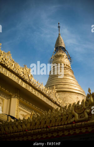 SAGAING, Myanmar: Un ombrello rivestito d'oro sulla cima della Pagoda Soon Oo Pon Nya Shin. Situata sulla cima della collina Nga-pha, la Pagoda Soon Oo Pon Nya Shin è una delle pagode e dei templi multipli nel distretto religioso di Sagaing, vicino a Mandalay. La pagoda originale risale al 674. Foto Stock