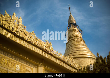 SAGAING, Myanmar: Un ombrello rivestito d'oro sulla cima della Pagoda Soon Oo Pon Nya Shin. Situata sulla cima della collina Nga-pha, la Pagoda Soon Oo Pon Nya Shin è una delle pagode e dei templi multipli nel distretto religioso di Sagaing, vicino a Mandalay. La pagoda originale risale al 674. Foto Stock