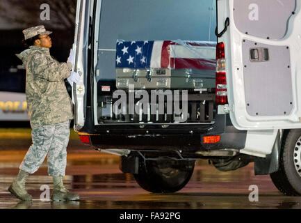 New Castle, Delaware, Stati Uniti d'America. 23 Dic, 2015. Dicembre 23, 2015 : Airman Prima Classe Kenisha Robertson chiude la porta del veicolo di trasferimento durante il trasferimento dignitoso di Air Force Sergeant del personale Chester J. McBride a Castello Nuovo Aeroporto di New Castle, Delaware sul dicembre 23, 2015. McBride è stato uno dei sei soldati uccisi nel corso di un attentato suicida vicino Bagram Air Force Base in Afghanistan. Scott Serio/ESW/CSM/Alamy Live News Foto Stock