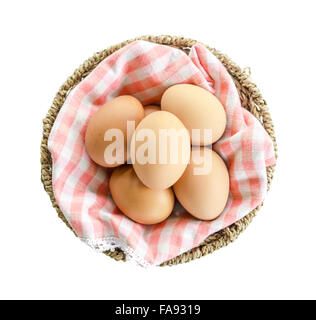 Le uova nel paniere su sfondo bianco. Foto Stock