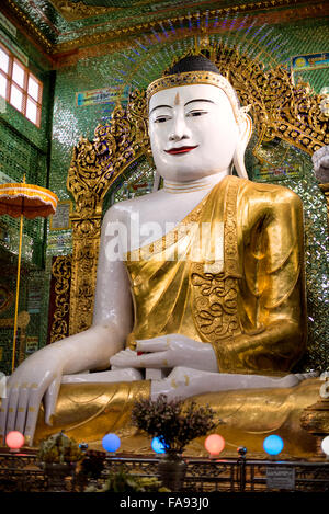 SAGAING, Myanmar - situata sulla cima della collina Nga-pha, la Pagoda Soon Oo Pon Nya Shin è una delle numerose pagode e templi del distretto religioso di Sagaing, vicino a Mandalay. La pagoda originale risale al 674. Foto Stock