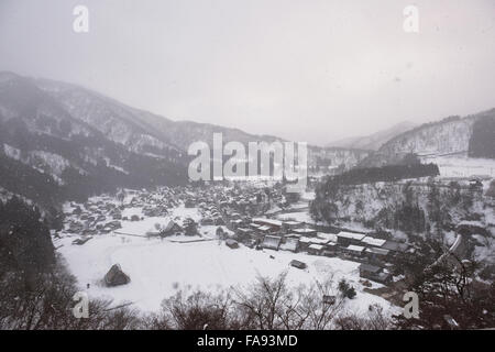 Shirakawa-go villaggio sotto la neve, Prefettura di Gifu, Giappone Foto Stock