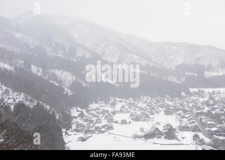 Shirakawa-go villaggio sotto la neve, Prefettura di Gifu, Giappone Foto Stock