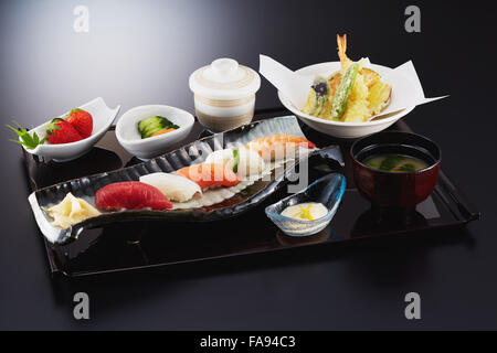 Un assortimento di piatti della cucina giapponese Foto Stock