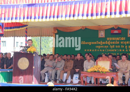 Koh Kong, Cambogia. 23 Dic, 2015. Primo ministro cambogiano Hun Sen (anteriore) risolve la cerimonia di inaugurazione in Koh Kong provincia, Cambogia, Dic 23, 2015. La sesta cinese-costruito centrale idroelettrica entrò in funzione qui Mercoledì dopo cinque anni di costruzione. Primo ministro cambogiano Hun Sen e l'Ambasciatore cinese in Cambogia Bu Jianguo congiuntamente inaugurato lo stabilimento nella parte sud-ovest del paese. © Zhang Yanfang/Xinhua/Alamy Live News Foto Stock