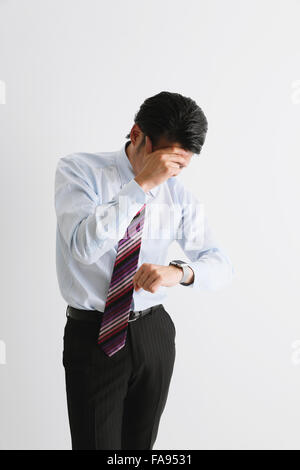 Imprenditore giapponese con smart indossabile watch Foto Stock