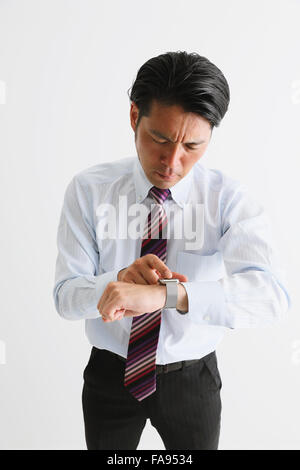 Imprenditore giapponese con smart indossabile watch Foto Stock