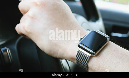 Uomo giapponese in auto con wearable smart watch Foto Stock