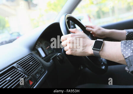 Uomo giapponese in auto con wearable smart watch Foto Stock