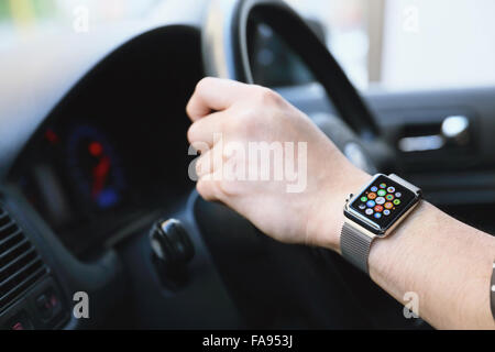 Uomo giapponese in auto con wearable smart watch Foto Stock