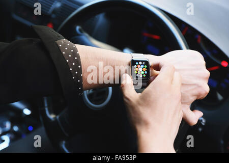 Uomo giapponese in auto con wearable smart watch Foto Stock