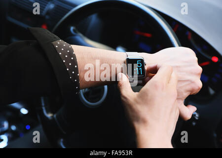Uomo giapponese in auto con wearable smart watch Foto Stock