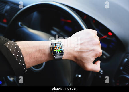 Uomo giapponese in auto con wearable smart watch Foto Stock