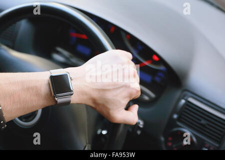 Uomo giapponese in auto con wearable smart watch Foto Stock