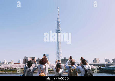 Multi-etnico gruppo di amici gustando il turismo a Tokyo Foto Stock