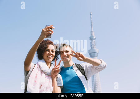 Multi-etnico giovane godendo il turismo a Tokyo Foto Stock