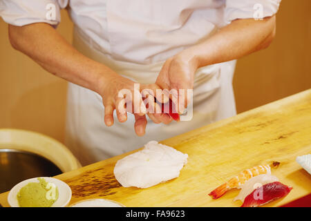 I sushi giapponesi La cucina dello chef lavorano Foto Stock