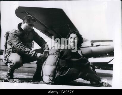 1957 - Gli appassionati di aviazione a ''Drop-I" per le loro nozze. Ex-Parachutist sergente Alberto de Cristofaro (34) Due anni fa si è riunito diciottenne Vianca cappone - e la loro amicizia velocemente girato all'amore. Ora la coppia abbia deciso di sposarsi - e arriverà fro la loro cerimonia di nozze su Aerita Airfield, Torino-da paracadute. Essi saranno sposato dalla flying militari di Champlain Donlingo Basso - che sarà anche di terreni da paracadute. mostra fotografica di Alberto De Christoforo - e Bianga Cappone - preparazione per una prova della loro strana cerimonia nuziale. (Credito Immagine: © Keystone Pictures USA/ZUMAPR Foto Stock