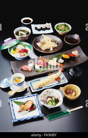 Un assortimento di piatti della cucina giapponese Foto Stock