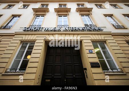 Mainz, Germania. Xvii Dec, 2015. Il palazzo della musica e del libro di musica editore Schott Music in Mainz, Germania, 17 dicembre 2015. Un numero crescente di musicisti ottenere punteggi da Internet attraverso strumenti legali e mezzi illegali. Molte aziende editoriali hanno ancora difficoltà nel trattare con la rivoluzione digitale. Foto: FREDRIK VON ERICHSEN/dpa/Alamy Live News Foto Stock