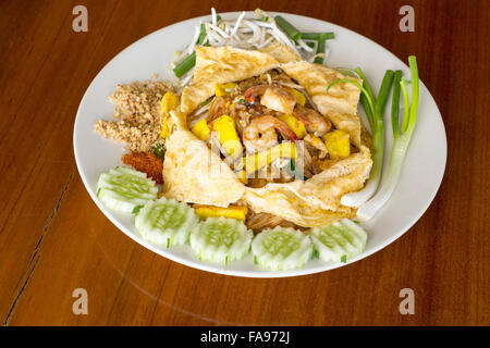 Sottili spaghetti di riso fritto in stile Thai con gamberi e tofu, verdure, uova e arachidi, uno di Thailandia nazionale piatto principale Foto Stock