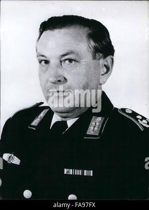 1957 - Ministro federale della difesa Leber ha scaricato due generali dell'Ovest - German Air Force: il Ministro federale della difesa, Georg Leber ha, ha scaricato il comandante generale dell'aria West-German forc, e tenente generale Walter Krpinski e il secondo - in - sommand della Air Force, major-general Karl-Heinz Franke perché di avere detto cose che sono state ''al di là di certi limiti''. In un colloquio con i giornalisti che avevano difeso la invitatioin della seconda guerra mondiale il veterano - Hans Ulrich Rudel, che è stata attiva nel diritto-wing movimenti dopo la guerra per un tradizionale punto di incontro degli ex L Foto Stock