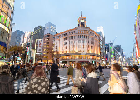 Tokyo, Giappone - 10 dicembre 2015: il traffico nel cuore del quartiere di Ginza a Tokyo. Wako edificio in background. Foto Stock