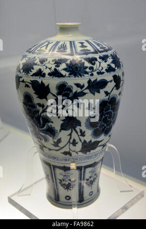 Museo di Shanghai. Shanghai Museum.Vase con smalti disegno blu di peonie interlacciate Jingdezhen ware Yuan, A. D. Foto Stock