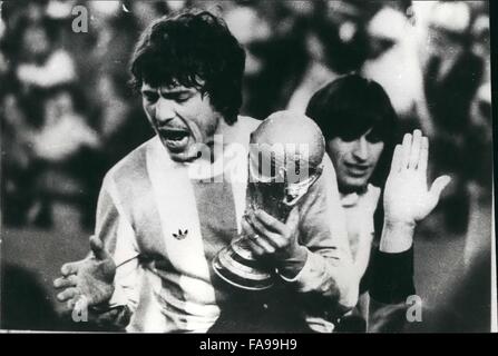 1978 - Argentina vince 1978 World Cup Soccer Championships Daniel Passarella, capitano della nazionale di calcio Argentina Team con la massima ''FIFA " Trofeo dopo la sua squadra è diventato campione del mondo. © Keystone Pictures USA/ZUMAPRESS.com/Alamy Live News Foto Stock