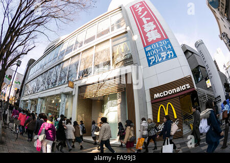 Tokyo, Giappone. 24 dicembre, 2015. I pedoni a piedi passato un poster che annuncia la chiusura del McDonald's più grande store in Giappone situato in Harajuku on gennaio 15, 2016. McDonald's secondo come riferito sta cercando di vendere il 15% al 33% di quote della sua filiale Giapponese e guadagno 100 miliardi di yen ($817 milioni di euro). McDonald's aziende Giappone è prevista una perdita netta di 38 miliardi di yen durante il suo anno fiscale conclusosi il 31 dicembre dopo gli scandali di scaduto il pollo nell'estate del 2014 e la contaminazione con corpi estranei nel gennaio 2015. © Rodrigo Reyes Marin/AFLO/Alamy Live News Foto Stock