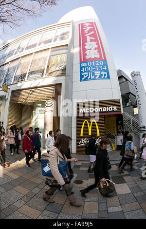 Tokyo, Giappone. 24 dicembre, 2015. I pedoni a piedi passato un poster che annuncia la chiusura del McDonald's più grande store in Giappone situato in Harajuku on gennaio 15, 2016. McDonald's secondo come riferito sta cercando di vendere il 15% al 33% di quote della sua filiale Giapponese e guadagno 100 miliardi di yen ($817 milioni di euro). McDonald's aziende Giappone è prevista una perdita netta di 38 miliardi di yen durante il suo anno fiscale conclusosi il 31 dicembre dopo gli scandali di scaduto il pollo nell'estate del 2014 e la contaminazione con corpi estranei nel gennaio 2015. © Rodrigo Reyes Marin/AFLO/Alamy Live News Foto Stock