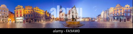 Skyline notturno di Poznan Old Market Square in Polonia occidentale. Montaggio panoramico da 17 immagini HDR Foto Stock