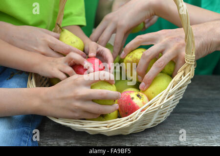 Famiglia con cesta di frutta Foto Stock