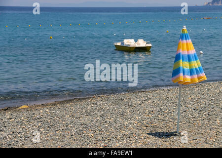 Catamarano vicino alla costa del Mar Tirreno, Isola d'Elba. Foto Stock