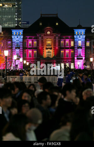 Tokyo, Giappone. 24 dicembre, 2015. Le persone si radunano per godere la illumina la Stazione di Tokyo come una parte delle attrazioni di Tokyo Michiterasu 2015 che inizia il 24 dicembre 2015, Tokyo, Giappone. Le Luminarie che portano dalla stazione di Marunouchi edificio dalla stazione di Tokyo al lungomare di colorfully LED accesi lungo Gyoko-dori Street e Naka-dori Street dove Marunouchi ha luogo il mercato di Natale. Le Luminarie sono sul display 24 Dicembre a 27. Credito: Rodrigo Reyes Marin/AFLO/Alamy Live News Foto Stock