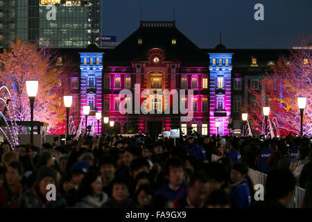 Tokyo, Giappone. 24 dicembre, 2015. Le persone si radunano per godere la illumina la Stazione di Tokyo come una parte delle attrazioni di Tokyo Michiterasu 2015 che inizia il 24 dicembre 2015, Tokyo, Giappone. Le Luminarie che portano dalla stazione di Marunouchi edificio dalla stazione di Tokyo al lungomare di colorfully LED accesi lungo Gyoko-dori Street e Naka-dori Street dove Marunouchi ha luogo il mercato di Natale. Le Luminarie sono sul display 24 Dicembre a 27. Credito: Rodrigo Reyes Marin/AFLO/Alamy Live News Foto Stock