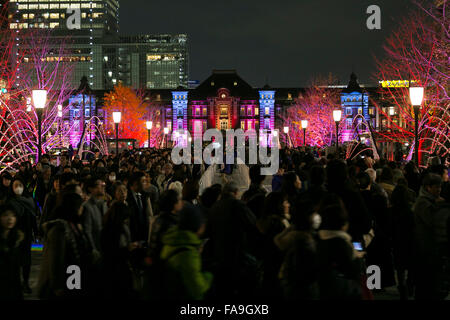 Tokyo, Giappone. 24 dicembre, 2015. Le persone si radunano per godere la illumina la Stazione di Tokyo come una parte delle attrazioni di Tokyo Michiterasu 2015 che inizia il 24 dicembre 2015, Tokyo, Giappone. Le Luminarie che portano dalla stazione di Marunouchi edificio dalla stazione di Tokyo al lungomare di colorfully LED accesi lungo Gyoko-dori Street e Naka-dori Street dove Marunouchi ha luogo il mercato di Natale. Le Luminarie sono sul display 24 Dicembre a 27. Credito: Rodrigo Reyes Marin/AFLO/Alamy Live News Foto Stock