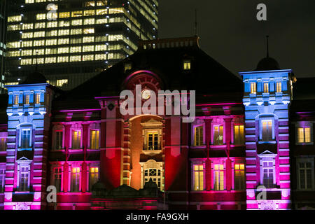 Tokyo, Giappone. 24 dicembre, 2015. La stazione di Tokyo edificio riflette una illuminazione in maniera colorata come una parte delle attrazioni di Tokyo Michiterasu 2015 che inizia il 24 dicembre 2015, Tokyo, Giappone. Le Luminarie che portano dalla stazione di Marunouchi edificio dalla stazione di Tokyo al lungomare di colorfully LED accesi lungo Gyoko-dori Street e Naka-dori Street dove Marunouchi ha luogo il mercato di Natale. Le Luminarie sono sul display 24 Dicembre a 27. Credito: Rodrigo Reyes Marin/AFLO/Alamy Live News Foto Stock