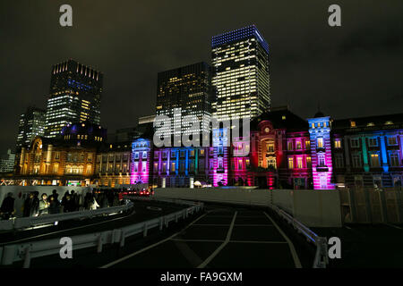 Tokyo, Giappone. 24 dicembre, 2015. La stazione di Tokyo edificio riflette una illuminazione in maniera colorata come una parte delle attrazioni di Tokyo Michiterasu 2015 che inizia il 24 dicembre 2015, Tokyo, Giappone. Le Luminarie che portano dalla stazione di Marunouchi edificio dalla stazione di Tokyo al lungomare di colorfully LED accesi lungo Gyoko-dori Street e Naka-dori Street dove Marunouchi ha luogo il mercato di Natale. Le Luminarie sono sul display 24 Dicembre a 27. Credito: Rodrigo Reyes Marin/AFLO/Alamy Live News Foto Stock