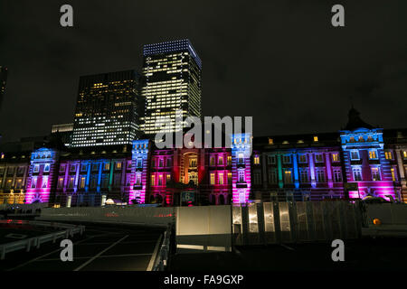 Tokyo, Giappone. 24 dicembre, 2015. La stazione di Tokyo edificio riflette una illuminazione in maniera colorata come una parte delle attrazioni di Tokyo Michiterasu 2015 che inizia il 24 dicembre 2015, Tokyo, Giappone. Le Luminarie che portano dalla stazione di Marunouchi edificio dalla stazione di Tokyo al lungomare di colorfully LED accesi lungo Gyoko-dori Street e Naka-dori Street dove Marunouchi ha luogo il mercato di Natale. Le Luminarie sono sul display 24 Dicembre a 27. Credito: Rodrigo Reyes Marin/AFLO/Alamy Live News Foto Stock