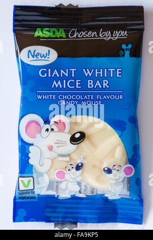 Borsa di Asda nuovo gigante topi bianchi bar, il cioccolato bianco sapore candy mouse, isolati su sfondo bianco Foto Stock