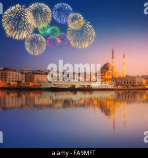 Panorama di Istanbul in un drammatico tramonto dal Ponte di Galata con fuochi d'artificio, Istanbul, Turchia Foto Stock