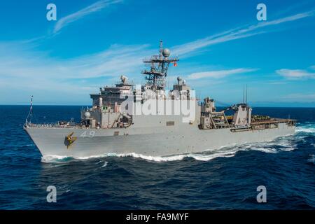 Stati Uniti Navy dock anfibio sbarco nave USS harpers Ferry in corso nell'Oceano Pacifico Dicembre 10, 2015 al largo della costa della California. Foto Stock