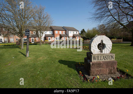 Villaggio di Willaston, Cheshire, Inghilterra. Vista pittoresca di Willaston la macina e segno del villaggio. Foto Stock