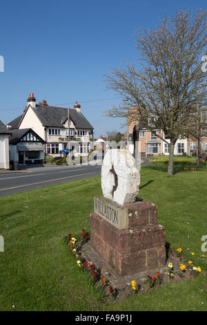 Villaggio di Willaston, Cheshire, Inghilterra. Vista pittoresca di Willaston la macina e segno del villaggio. Foto Stock