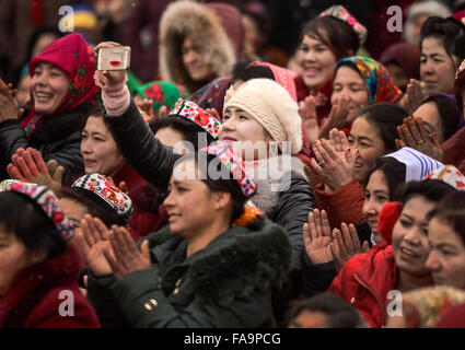 Kashgar, della Cina di Xinjiang Uygur Regione autonoma. Xvii Dec, 2015. La gente guarda un divertente prestazioni in Kashgar, a nord-ovest della Cina di Xinjiang Uygur Regione autonoma, Dic 17, 2015. © Wang Fei/Xinhua/Alamy Live News Foto Stock